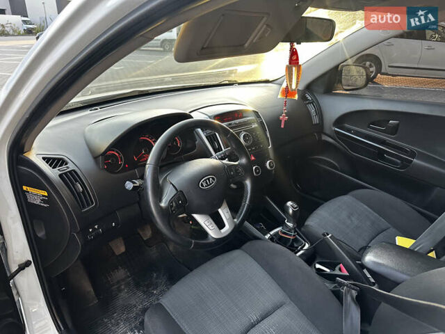 Белый Киа Сид, объемом двигателя 1.58 л и пробегом 231 тыс. км за 6199 $, фото 6 на Automoto.ua