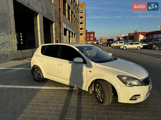Белый Киа Сид, объемом двигателя 1.58 л и пробегом 231 тыс. км за 6199 $, фото 2 на Automoto.ua