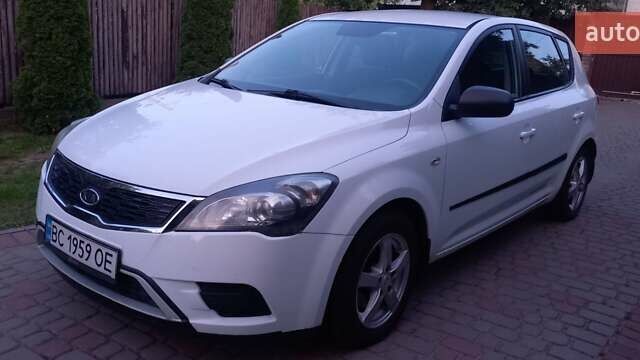Белый Киа Сид, объемом двигателя 1.58 л и пробегом 206 тыс. км за 5500 $, фото 2 на Automoto.ua