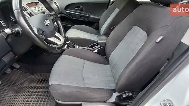 Белый Киа Сид, объемом двигателя 1.58 л и пробегом 206 тыс. км за 5500 $, фото 21 на Automoto.ua