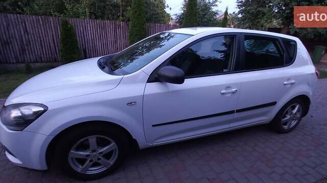 Белый Киа Сид, объемом двигателя 1.58 л и пробегом 206 тыс. км за 5500 $, фото 4 на Automoto.ua