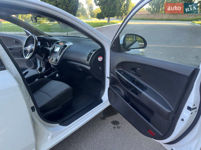 Белый Киа Сид, объемом двигателя 1.4 л и пробегом 186 тыс. км за 6300 $, фото 4 на Automoto.ua