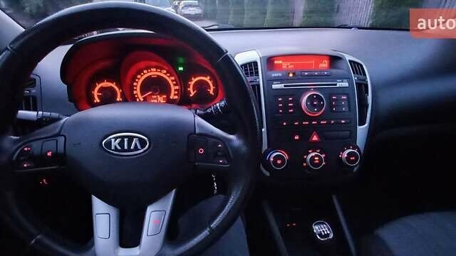 Белый Киа Сид, объемом двигателя 1.58 л и пробегом 206 тыс. км за 5500 $, фото 14 на Automoto.ua