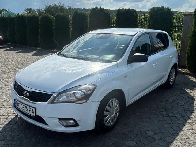 Белый Киа Сид, объемом двигателя 1.4 л и пробегом 202 тыс. км за 6000 $, фото 4 на Automoto.ua