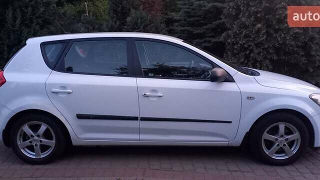 Белый Киа Сид, объемом двигателя 1.58 л и пробегом 206 тыс. км за 5500 $, фото 1 на Automoto.ua