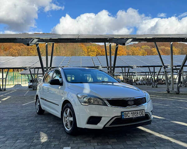 Киа Сид 2011 в Львове на Automoto.ua Белый Киа Сид, объемом двигателя 1.6 л и пробегом 209 тыс. км за 6200 $, фото 1 на Automoto.ua