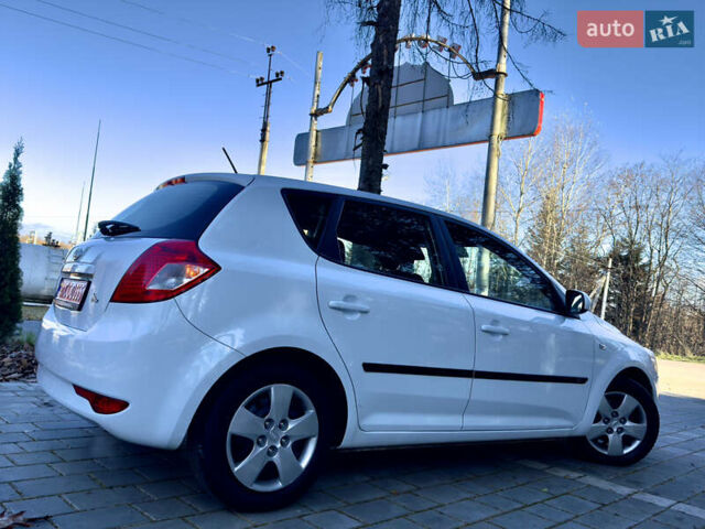 Белый Киа Сид, объемом двигателя 1.4 л и пробегом 189 тыс. км за 6499 $, фото 14 на Automoto.ua