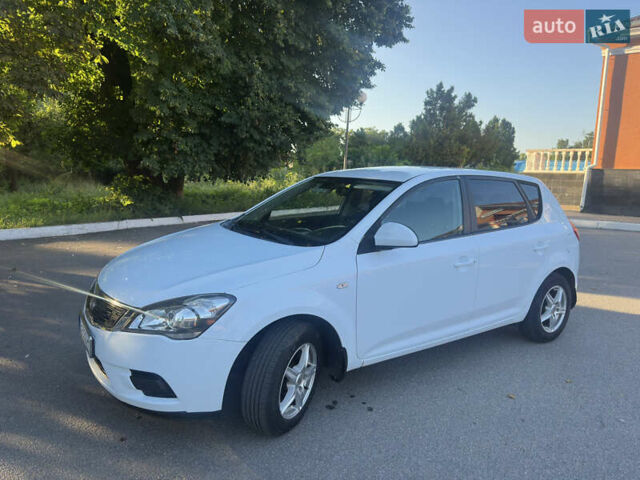 Белый Киа Сид, объемом двигателя 1.4 л и пробегом 186 тыс. км за 6300 $, фото 10 на Automoto.ua