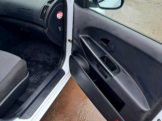 Білий Кіа Сід, об'ємом двигуна 1.6 л та пробігом 192 тис. км за 6500 $, фото 4 на Automoto.ua