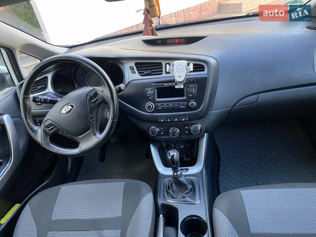 Білий Кіа Сід, об'ємом двигуна 1.4 л та пробігом 193 тис. км за 9000 $, фото 3 на Automoto.ua