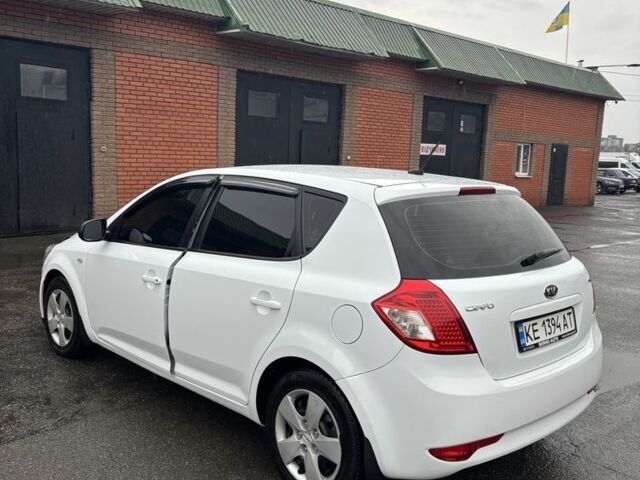 Белый Киа Сид, объемом двигателя 1.6 л и пробегом 300 тыс. км за 6400 $, фото 3 на Automoto.ua