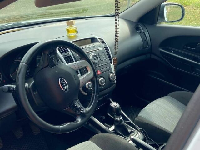 Белый Киа Сид, объемом двигателя 1.58 л и пробегом 290 тыс. км за 5700 $, фото 5 на Automoto.ua