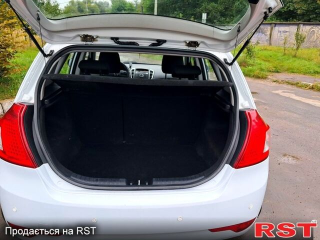 Білий Кіа Сід, об'ємом двигуна 1.6 л та пробігом 192 тис. км за 6500 $, фото 9 на Automoto.ua