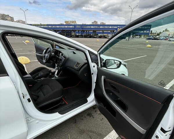 Белый Киа Сид, объемом двигателя 1.4 л и пробегом 154 тыс. км за 8000 $, фото 9 на Automoto.ua