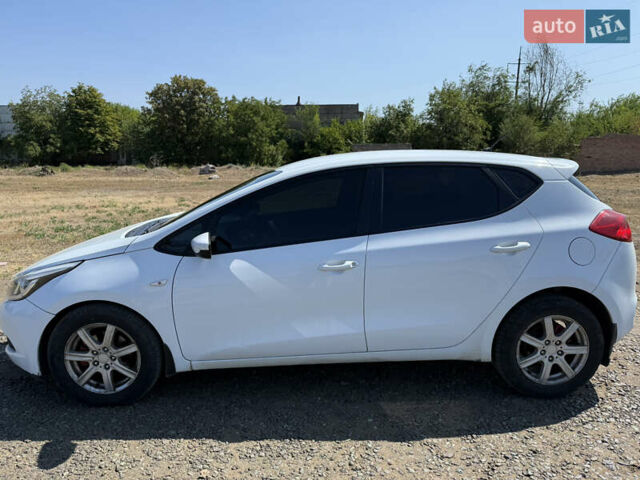 Белый Киа Сид, объемом двигателя 1.6 л и пробегом 300 тыс. км за 9000 $, фото 4 на Automoto.ua