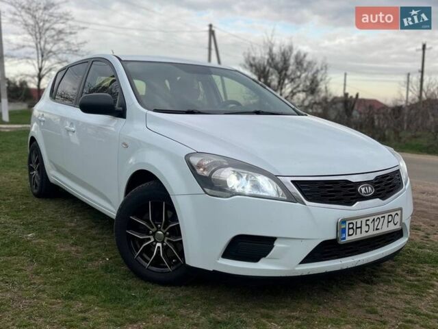 Белый Киа Сид, объемом двигателя 1.59 л и пробегом 260 тыс. км за 6500 $, фото 2 на Automoto.ua