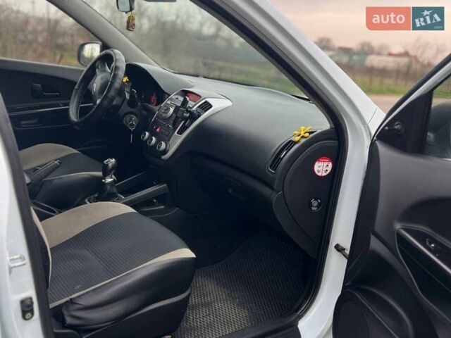 Белый Киа Сид, объемом двигателя 1.59 л и пробегом 260 тыс. км за 6500 $, фото 7 на Automoto.ua