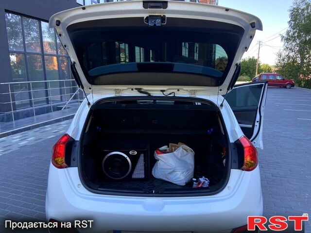 Белый Киа Сид, объемом двигателя 1.6 л и пробегом 280 тыс. км за 7800 $, фото 11 на Automoto.ua