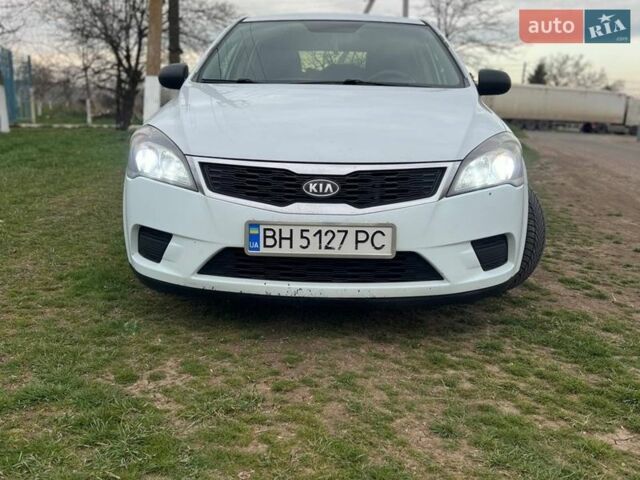 Белый Киа Сид, объемом двигателя 1.59 л и пробегом 260 тыс. км за 6500 $, фото 6 на Automoto.ua