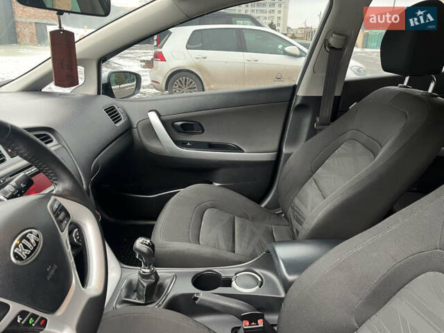 Белый Киа Сид, объемом двигателя 1.4 л и пробегом 198 тыс. км за 8000 $, фото 12 на Automoto.ua