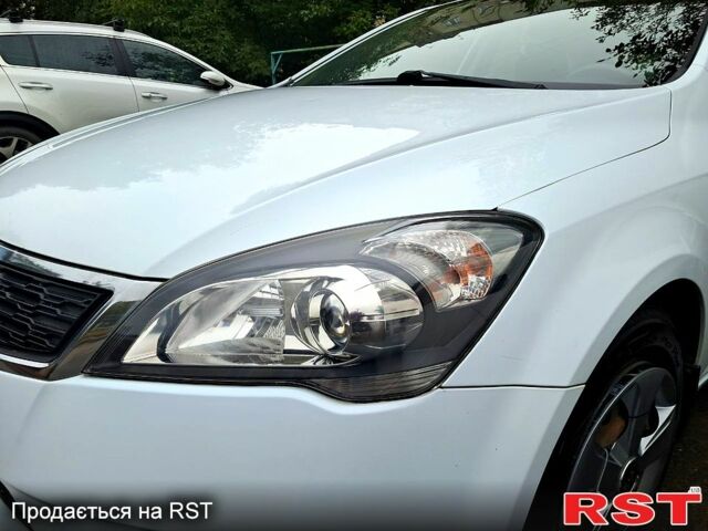 Білий Кіа Сід, об'ємом двигуна 1.6 л та пробігом 192 тис. км за 6500 $, фото 10 на Automoto.ua