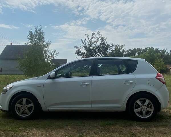 Белый Киа Сид, объемом двигателя 1.58 л и пробегом 290 тыс. км за 5700 $, фото 4 на Automoto.ua
