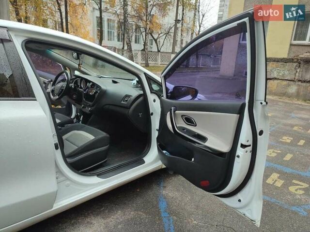 Киа Сид 2012 в Киеве на Automoto.ua Белый Киа Сид, объемом двигателя 1.59 л и пробегом 122 тыс. км за 9800 $, фото 2 на Automoto.ua
