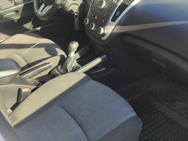 Білий Кіа Сід, об'ємом двигуна 1.6 л та пробігом 241 тис. км за 6600 $, фото 4 на Automoto.ua