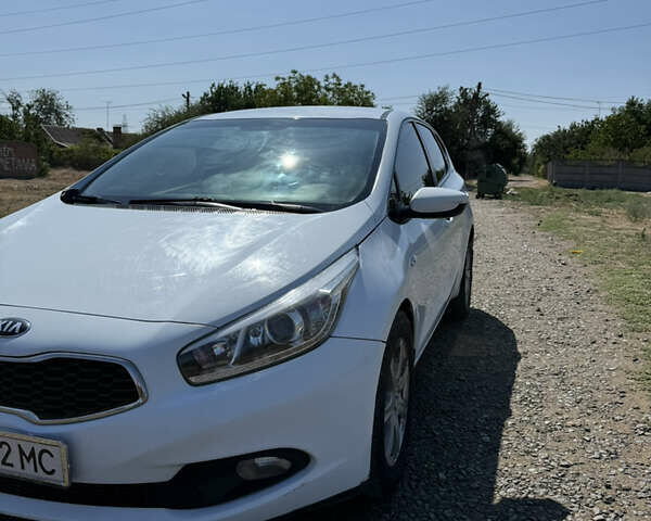 Белый Киа Сид, объемом двигателя 1.6 л и пробегом 300 тыс. км за 9000 $, фото 1 на Automoto.ua