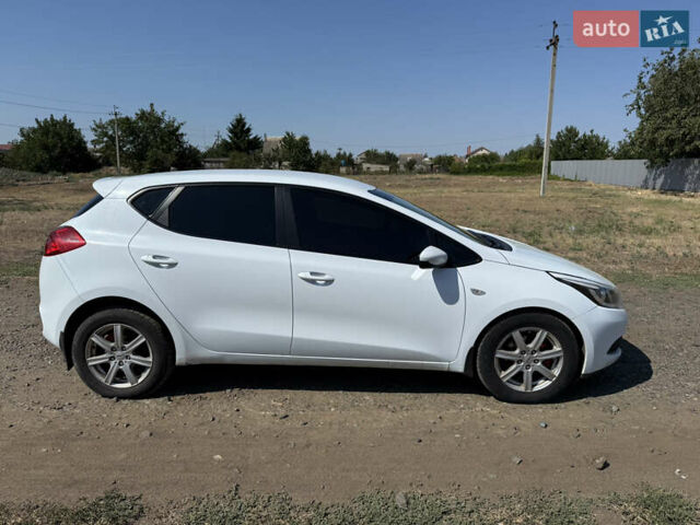 Белый Киа Сид, объемом двигателя 1.6 л и пробегом 300 тыс. км за 9000 $, фото 3 на Automoto.ua