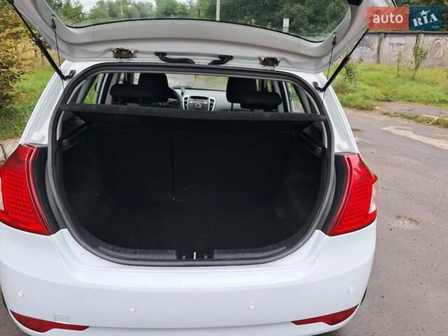 Білий Кіа Сід, об'ємом двигуна 1.58 л та пробігом 192 тис. км за 6800 $, фото 9 на Automoto.ua