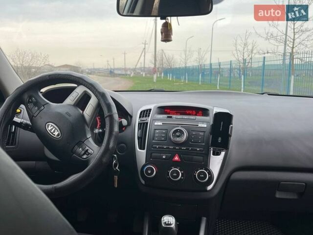 Белый Киа Сид, объемом двигателя 1.59 л и пробегом 260 тыс. км за 6500 $, фото 9 на Automoto.ua