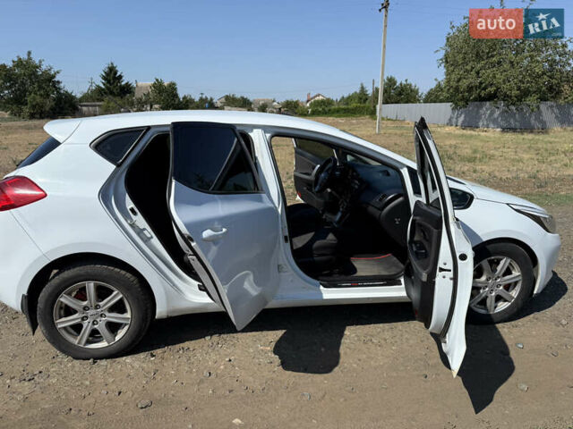 Белый Киа Сид, объемом двигателя 1.6 л и пробегом 300 тыс. км за 9000 $, фото 7 на Automoto.ua