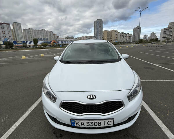 Белый Киа Сид, объемом двигателя 1.4 л и пробегом 154 тыс. км за 8000 $, фото 2 на Automoto.ua