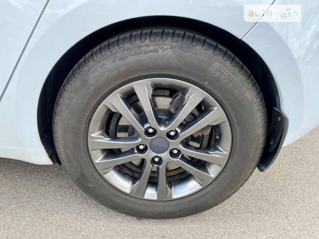 Белый Киа Сид, объемом двигателя 1.6 л и пробегом 175 тыс. км за 11700 $, фото 14 на Automoto.ua