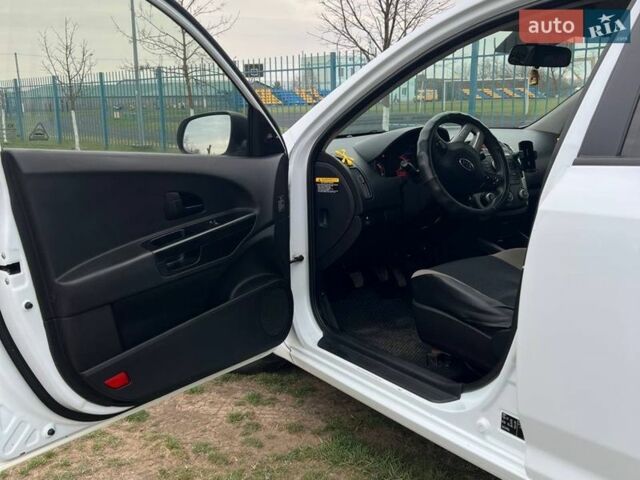 Белый Киа Сид, объемом двигателя 1.59 л и пробегом 260 тыс. км за 6500 $, фото 10 на Automoto.ua