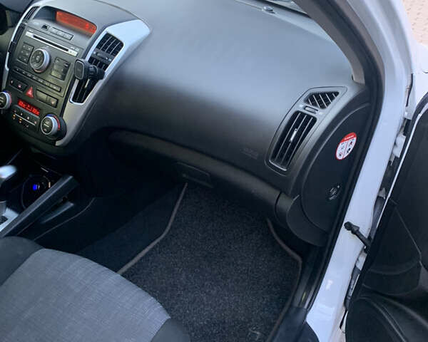 Белый Киа Сид, объемом двигателя 1.6 л и пробегом 129 тыс. км за 8200 $, фото 10 на Automoto.ua