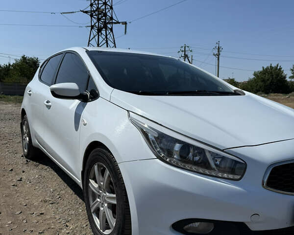 Белый Киа Сид, объемом двигателя 1.6 л и пробегом 300 тыс. км за 9000 $, фото 2 на Automoto.ua
