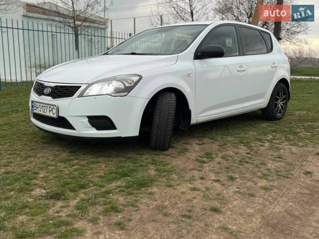 Белый Киа Сид, объемом двигателя 1.59 л и пробегом 260 тыс. км за 6500 $, фото 1 на Automoto.ua
