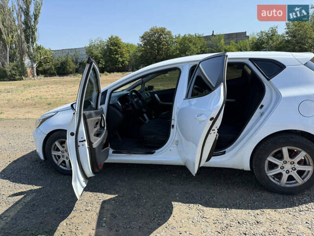 Белый Киа Сид, объемом двигателя 1.6 л и пробегом 300 тыс. км за 9000 $, фото 6 на Automoto.ua