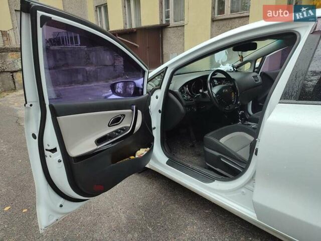 Киа Сид 2012 в Киеве на Automoto.ua Белый Киа Сид, объемом двигателя 1.59 л и пробегом 122 тыс. км за 9800 $, фото 6 на Automoto.ua