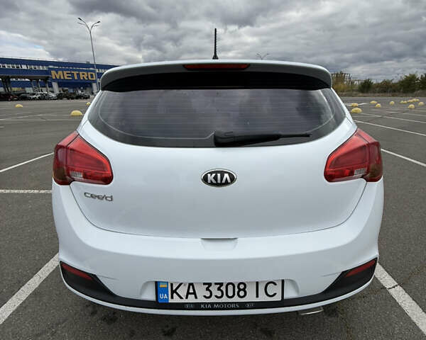 Белый Киа Сид, объемом двигателя 1.4 л и пробегом 154 тыс. км за 8000 $, фото 3 на Automoto.ua