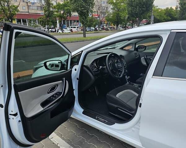 Белый Киа Сид, объемом двигателя 1.59 л и пробегом 196 тыс. км за 10500 $, фото 6 на Automoto.ua