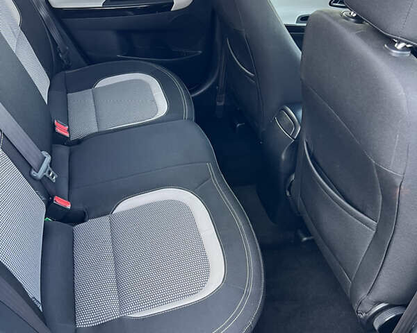 Белый Киа Сид, объемом двигателя 1.59 л и пробегом 127 тыс. км за 10500 $, фото 9 на Automoto.ua