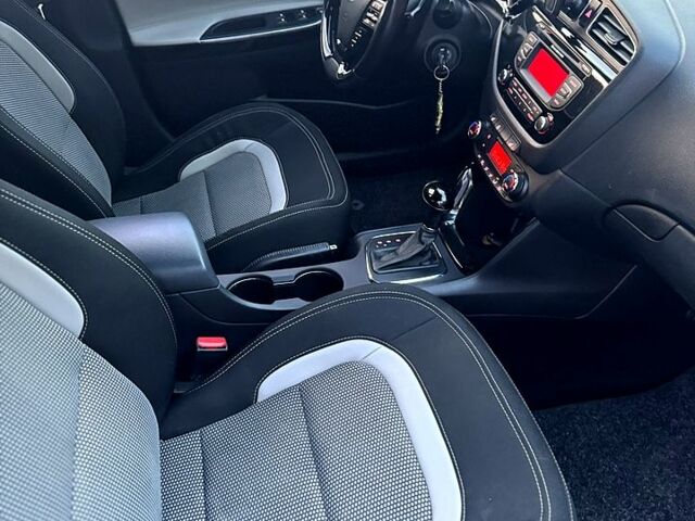 Білий Кіа Сід, об'ємом двигуна 1.6 л та пробігом 134 тис. км за 10900 $, фото 3 на Automoto.ua