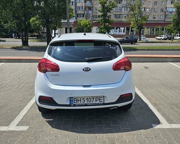 Белый Киа Сид, объемом двигателя 1.59 л и пробегом 196 тыс. км за 10500 $, фото 3 на Automoto.ua