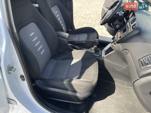 Белый Киа Сид, объемом двигателя 1.4 л и пробегом 166 тыс. км за 8700 $, фото 19 на Automoto.ua