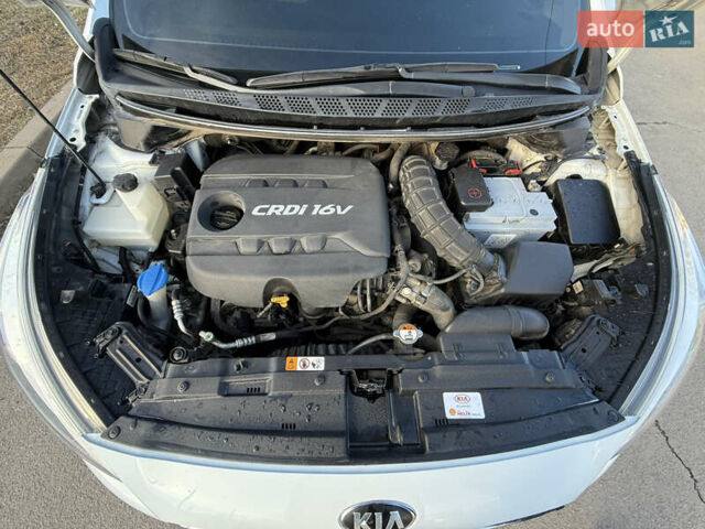Белый Киа Сид, объемом двигателя 1.4 л и пробегом 190 тыс. км за 7200 $, фото 25 на Automoto.ua