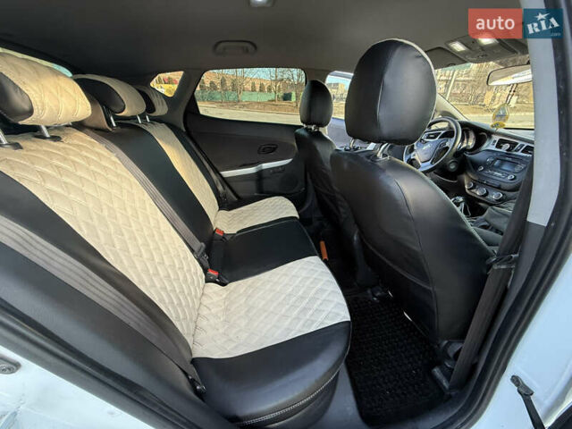 Белый Киа Сид, объемом двигателя 1.4 л и пробегом 190 тыс. км за 7200 $, фото 22 на Automoto.ua