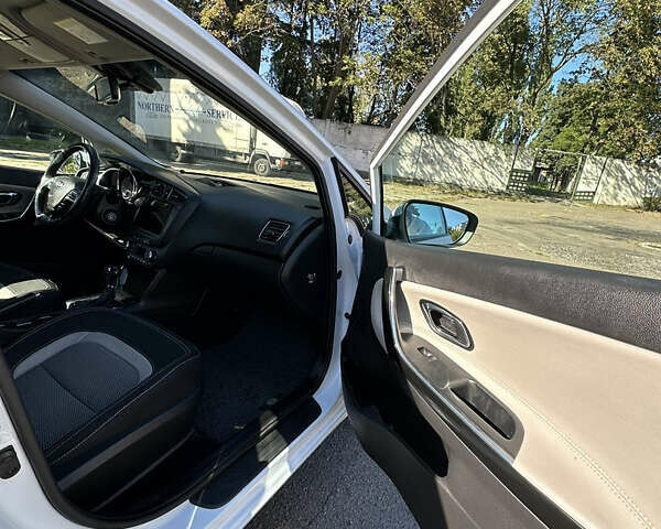 Белый Киа Сид, объемом двигателя 1.58 л и пробегом 107 тыс. км за 11500 $, фото 9 на Automoto.ua